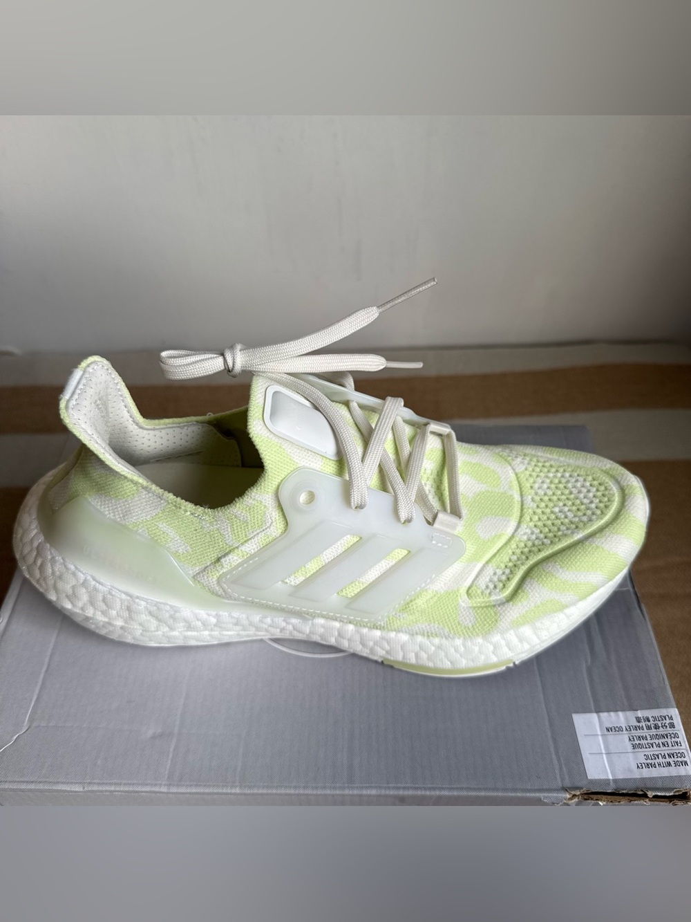 ADIDAS Women's Running Sneaker Ultraboost 22 W Green/ White Size 8.5 New